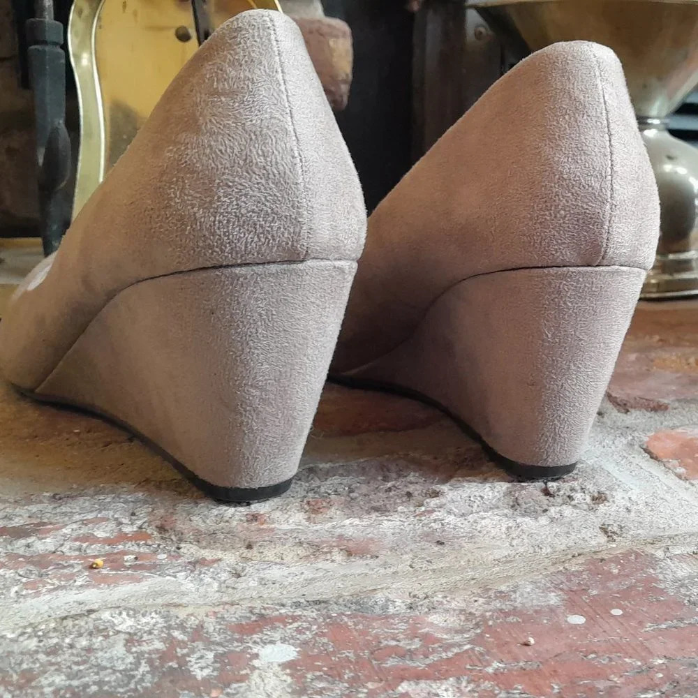 CL Laundry Tan Pump - Picture 6 of 7